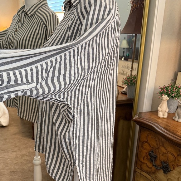 Mod Ref Striped Button Down Shirt in Black and White - Picture 5 of 10